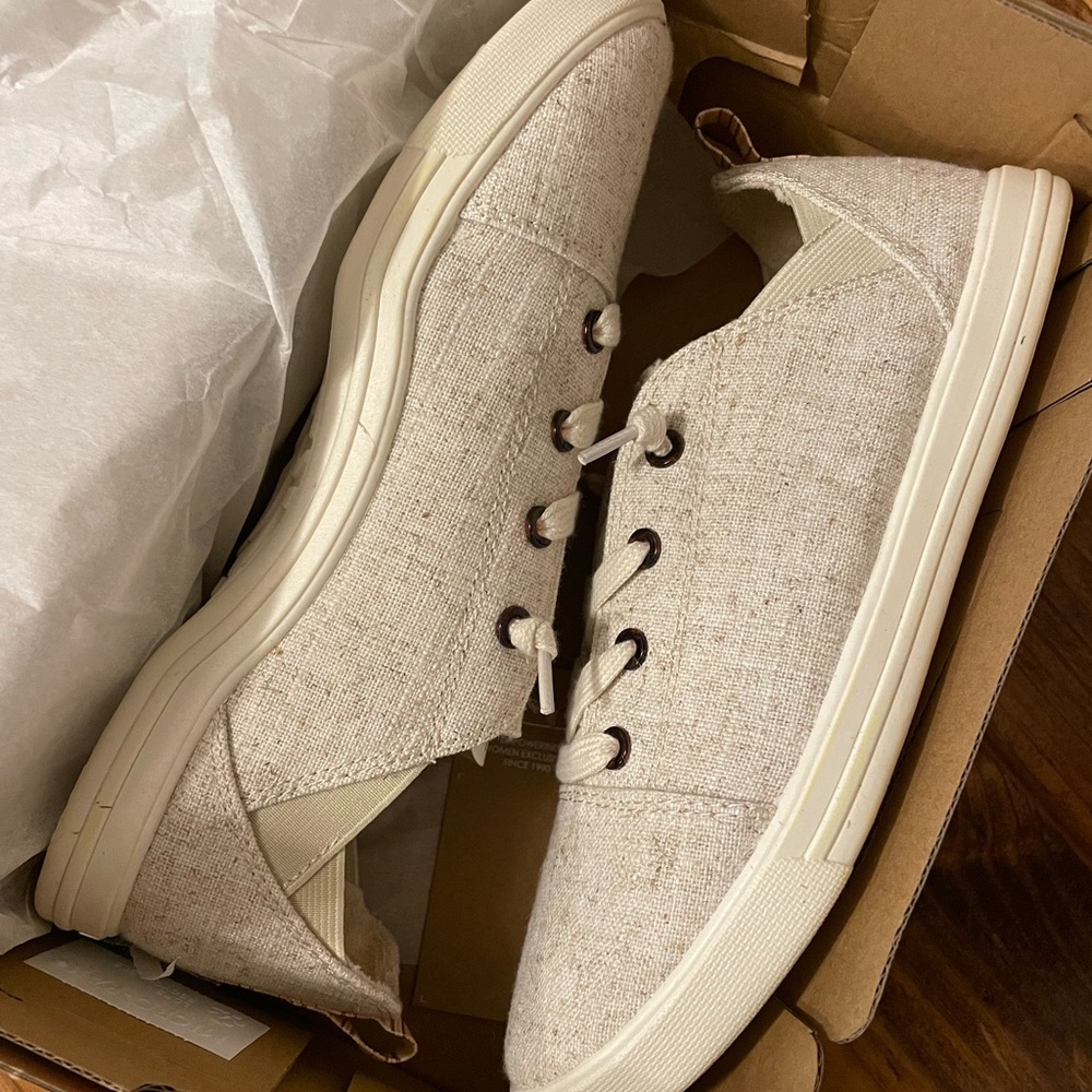 Brand new-Roxy shoes size 8